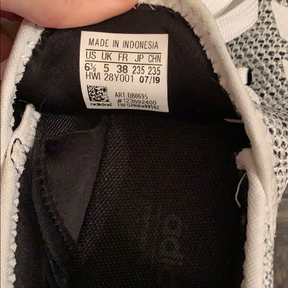 Gently used adidas tennis shoes. - Picture 4 of 4